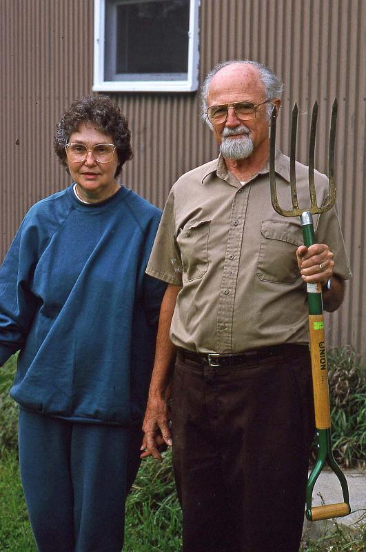 1994-09 Mom and Pater Isanti.jpg